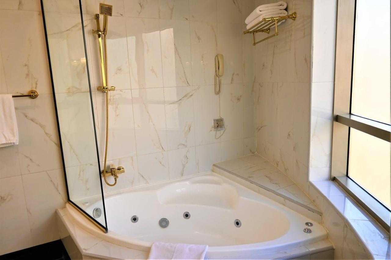 Crystal Plaza Al Majaz Hotel シャルジャ エクステリア 写真